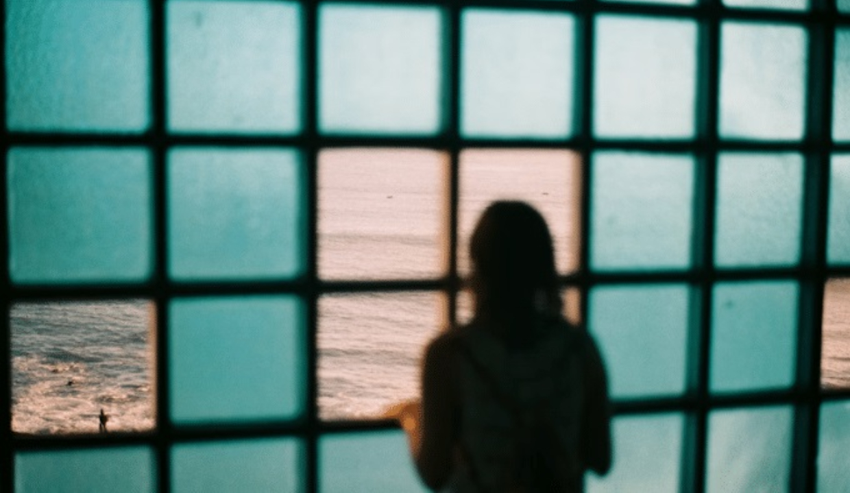 Mulher olhando pela janela