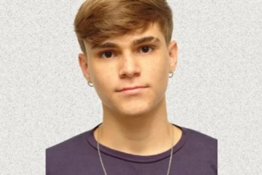 Rodrigo Castanheira no meio de montagem, sério, olhando para a câmera