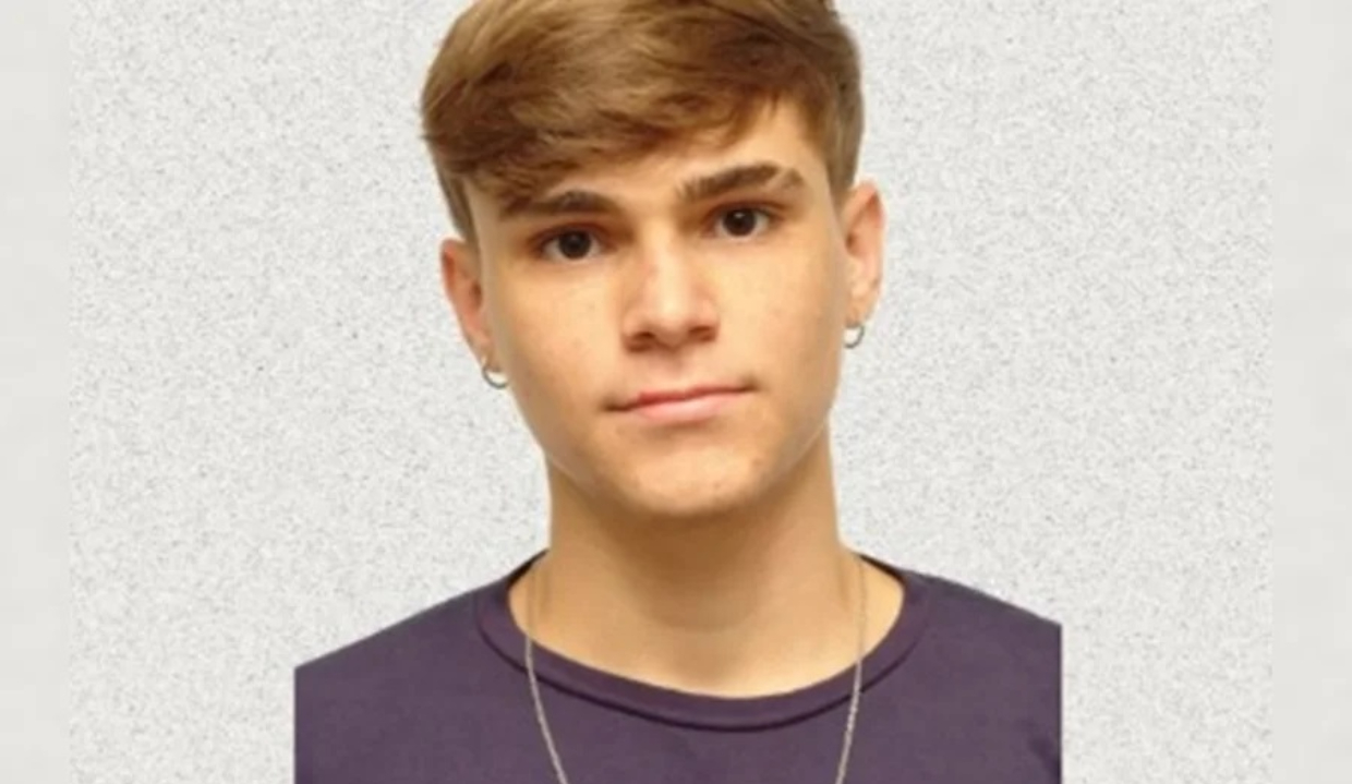 Rodrigo Castanheira no meio de montagem, sério, olhando para a câmera