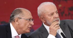 O vice-presidente da República, Geraldo Alckmin (PSB), e o presidente Lula (PT) conversando