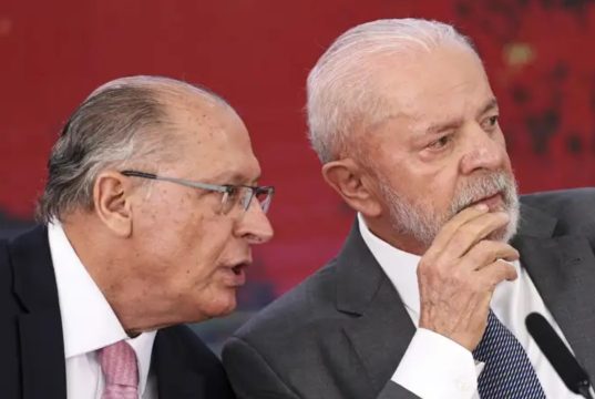 O vice-presidente da República, Geraldo Alckmin (PSB), e o presidente Lula (PT) conversando