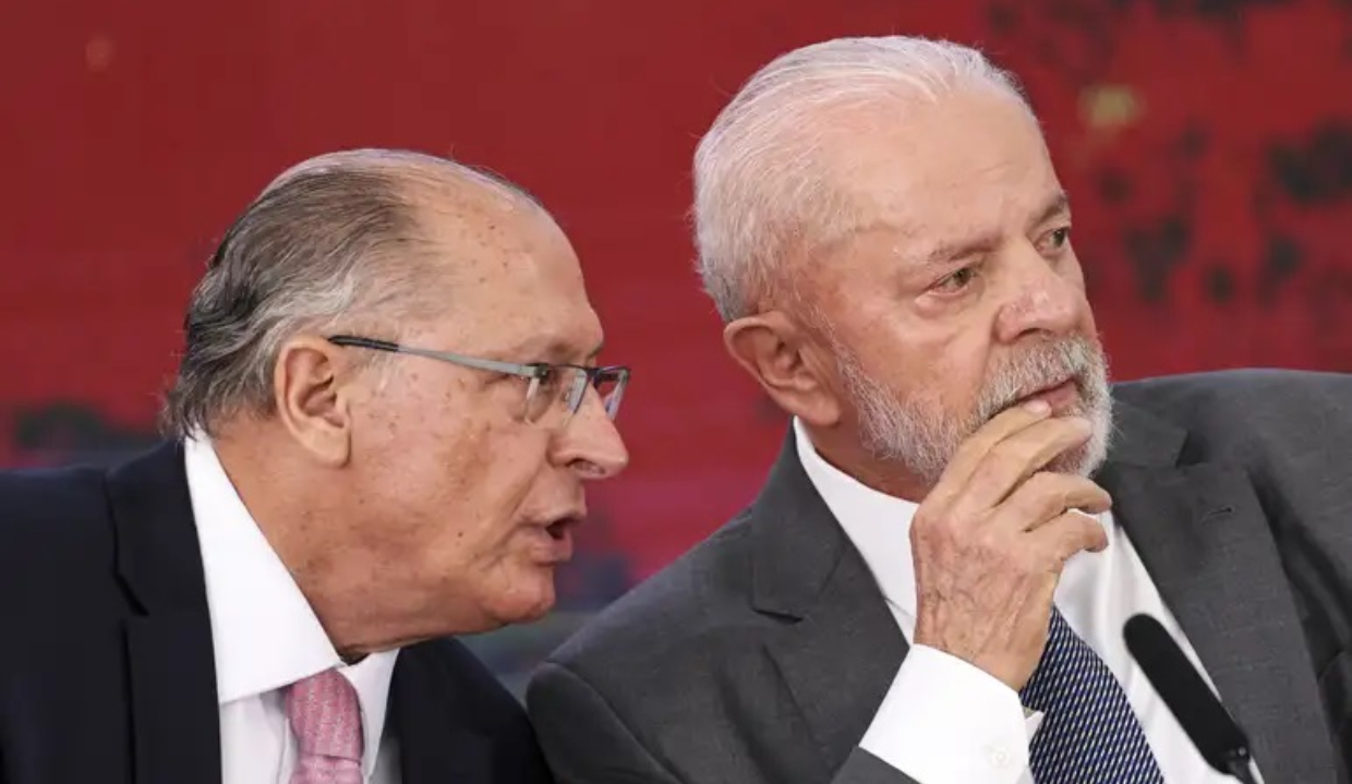 O vice-presidente da República, Geraldo Alckmin (PSB), e o presidente Lula (PT) conversando