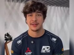 Pedro Turra no centro de montagem, olhando para a câmera