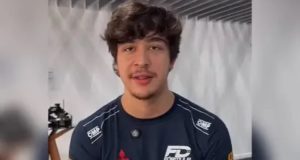 Pedro Turra no centro de montagem, olhando para a câmera