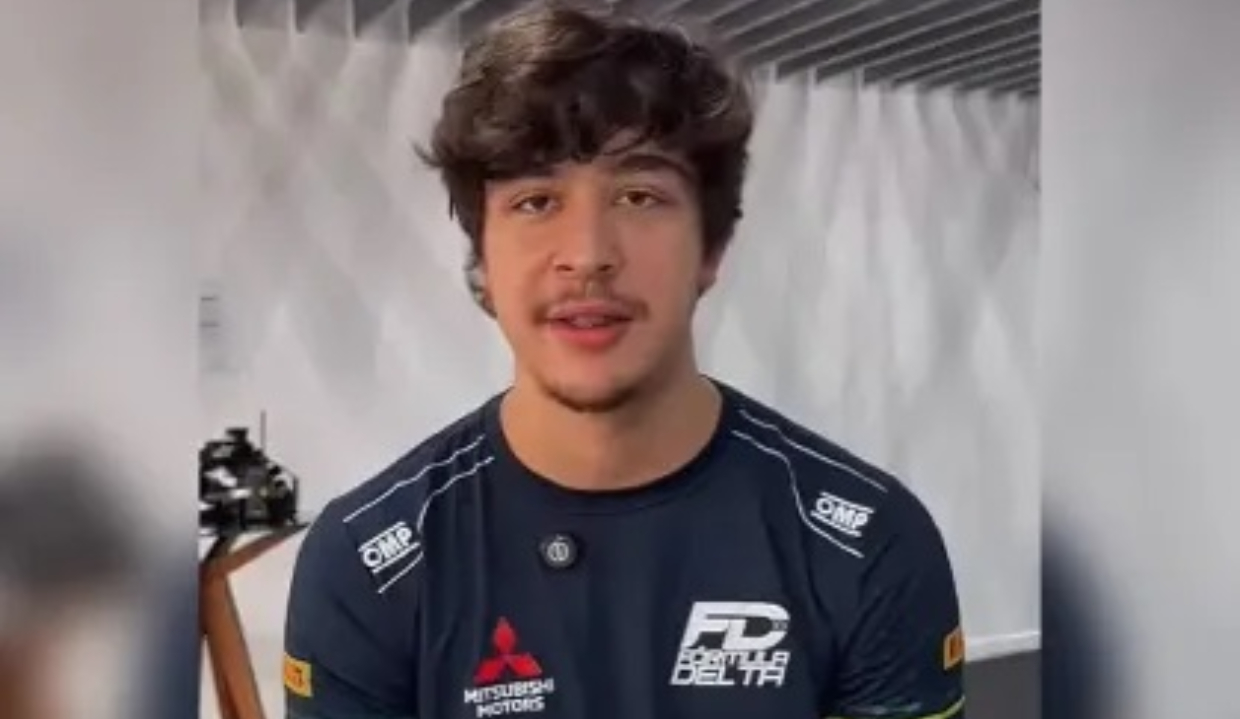 Pedro Turra no centro de montagem, olhando para a câmera