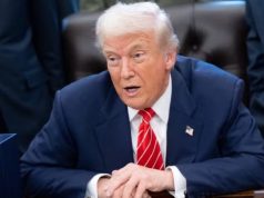 Donald Trump falando, sentado, sério