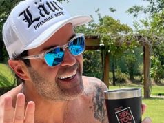 influenciador Henrique Maderite de boné e óculos escuros, sorrindo para a câmera