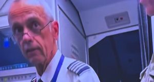 Sérgio Antônio Lopes com uniforme de piloto e expressão desconfiada