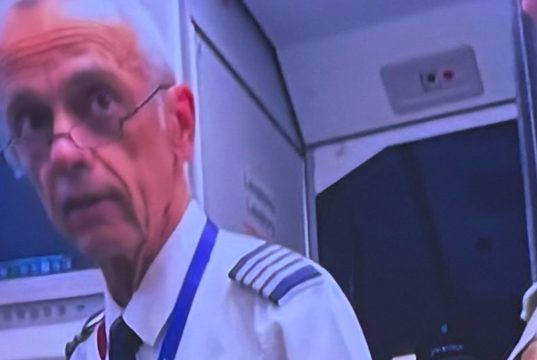 Sérgio Antônio Lopes com uniforme de piloto e expressão desconfiada