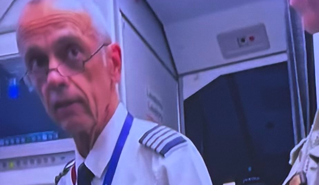 Sérgio Antônio Lopes com uniforme de piloto e expressão desconfiada