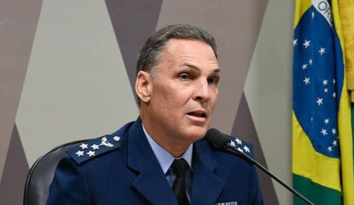 ministro Carlos Vuyk de Aquino sério, sem olhar para a câmera, fardado