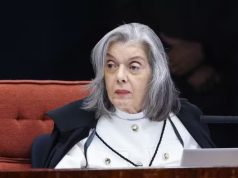 ministra Cármen Lúcia séria, olhando para o lado