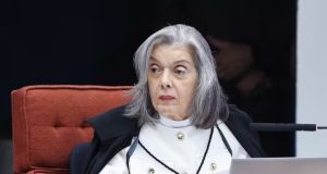 ministra Cármen Lúcia séria, olhando para o lado