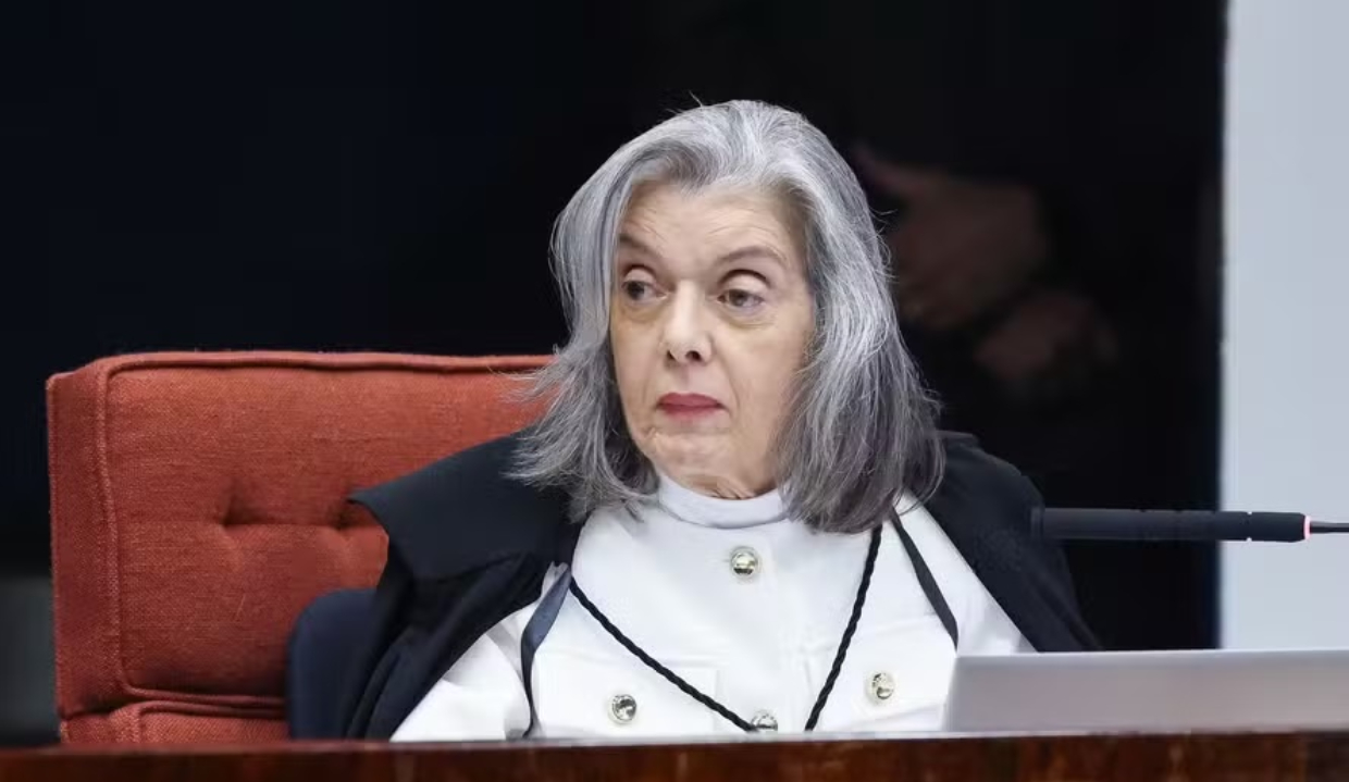 ministra Cármen Lúcia séria, olhando para o lado
