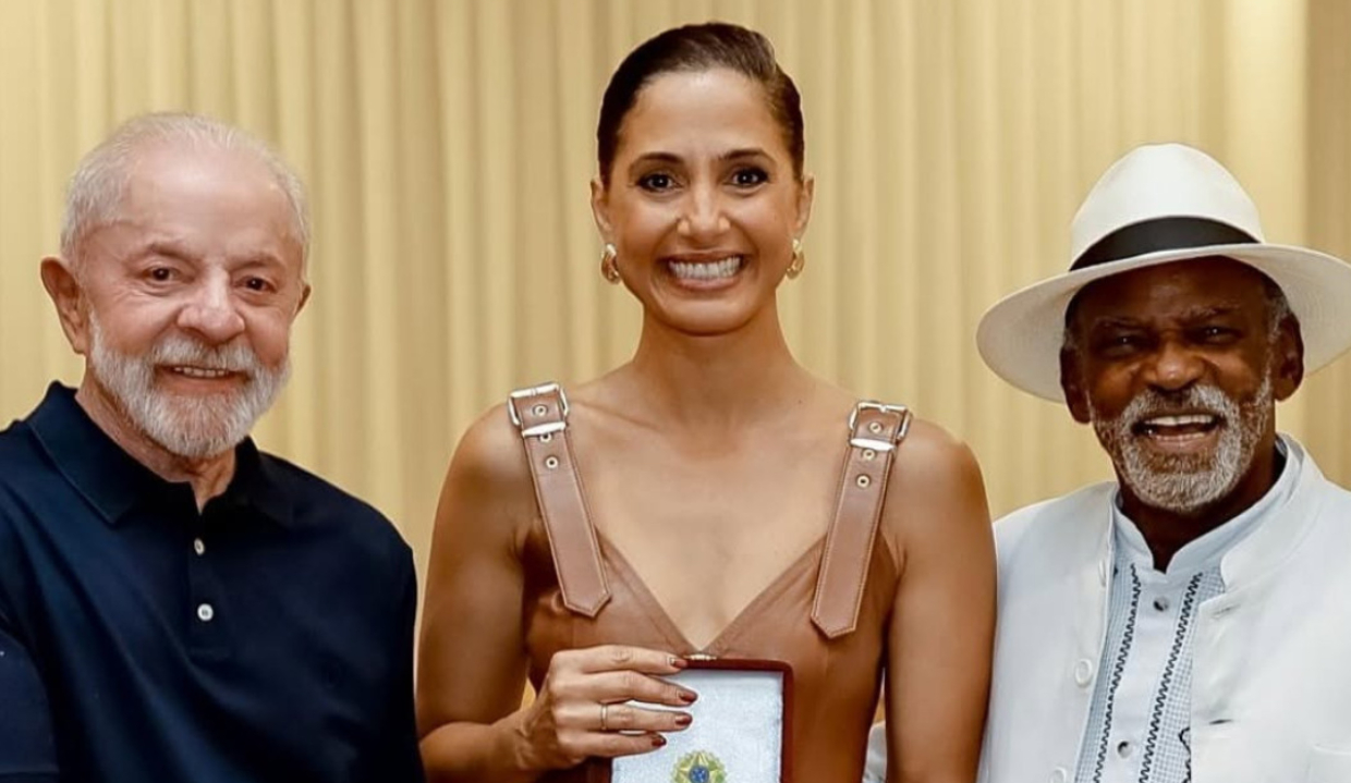 Lula, Camila Pitanga e Antônio Pitanga sorrindo lado a lado para foto, em pé