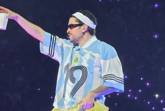 Bad Bunny com camisa da Argentina