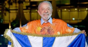 presidente Lula (PT) com bandeira da Acadêmicos de Niterói , sorrindo para a câmera