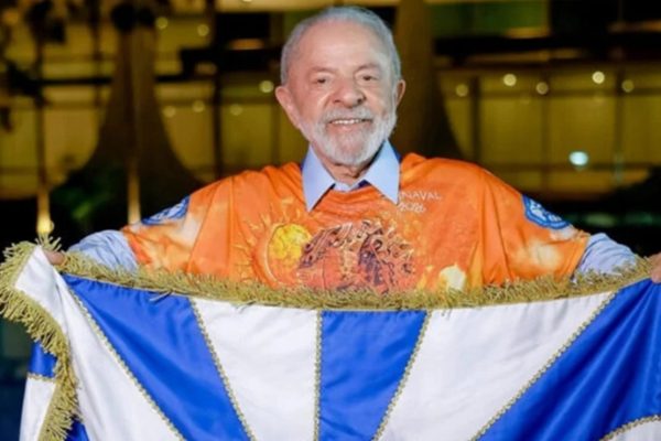 VÍDEO: Carnavalesco diz que alguém defecou em carro alegórico que homenageou Lula