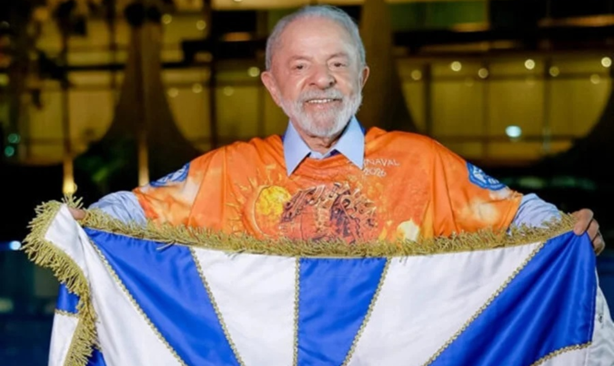 presidente Lula (PT) com bandeira da Acadêmicos de Niterói , sorrindo para a câmera