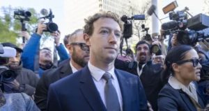 O CEO da Meta, Mark Zuckerberg, chegando a tribunal em Los Angeles