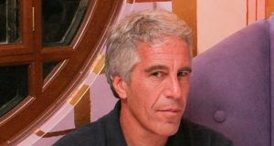 Jeffrey Epstein olhando sério para a câmera