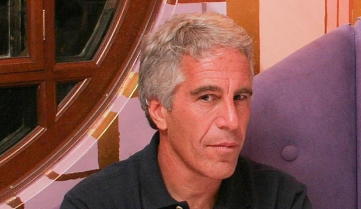 Jeffrey Epstein olhando sério para a câmera