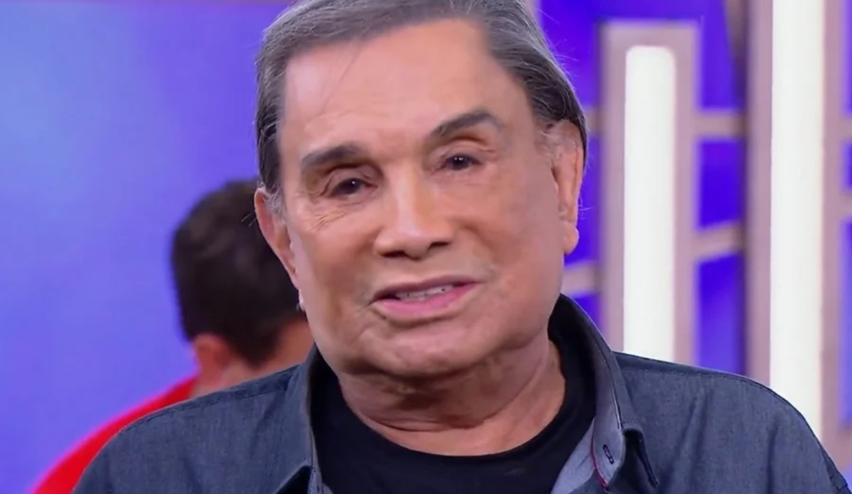 ator Dedé Santana sério, falando para a câmera, em close