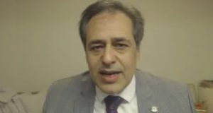 Kleber Cabral falando para a câmera