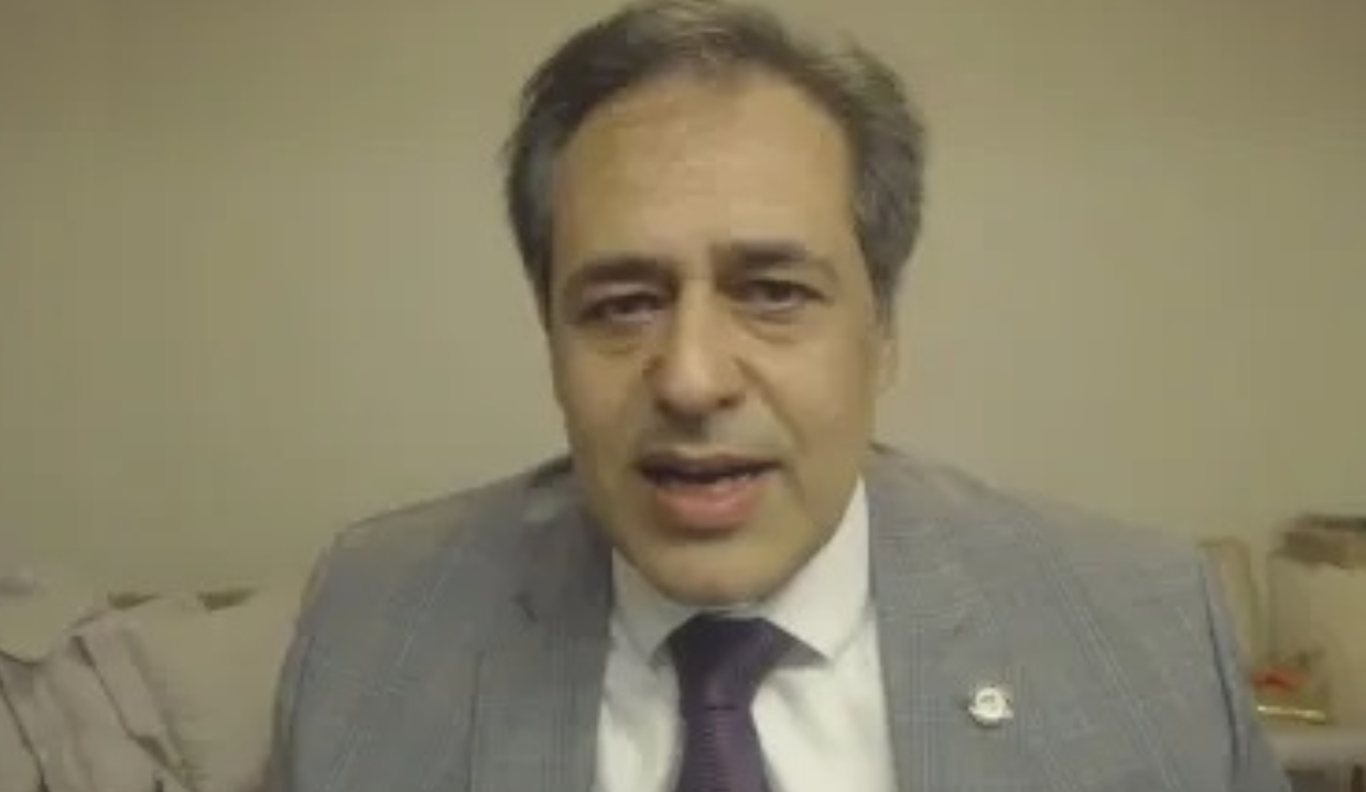 Kleber Cabral falando para a câmera