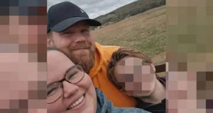 Clayton Dietz com a família em foto embaçada