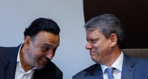 vice-governador de São Paulo, Felicio Ramuth (PSD), e o governador Tarcísio de Freitas (Republicanos) conversando e rindo, lado a lado