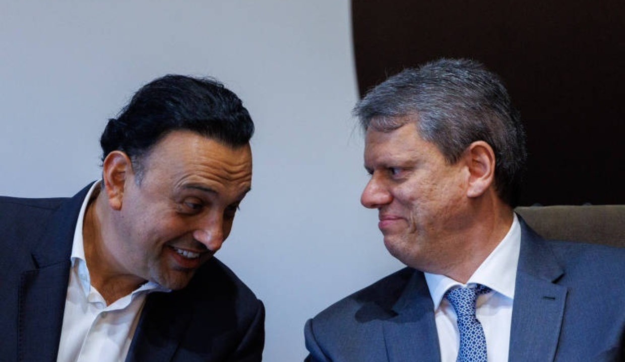 vice-governador de São Paulo, Felicio Ramuth (PSD), e o governador Tarcísio de Freitas (Republicanos) conversando e rindo, lado a lado