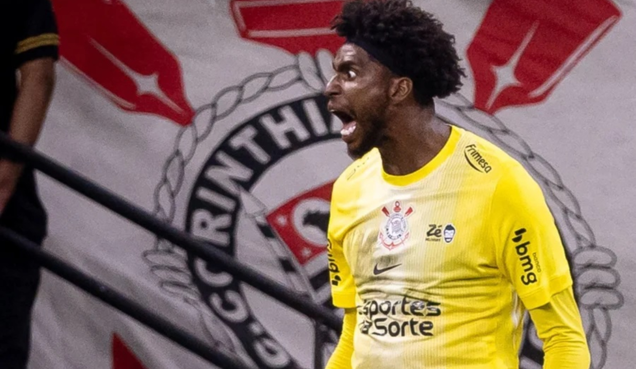 Hugo Souza, do Corinthians, gritando sem olhar para a câmera