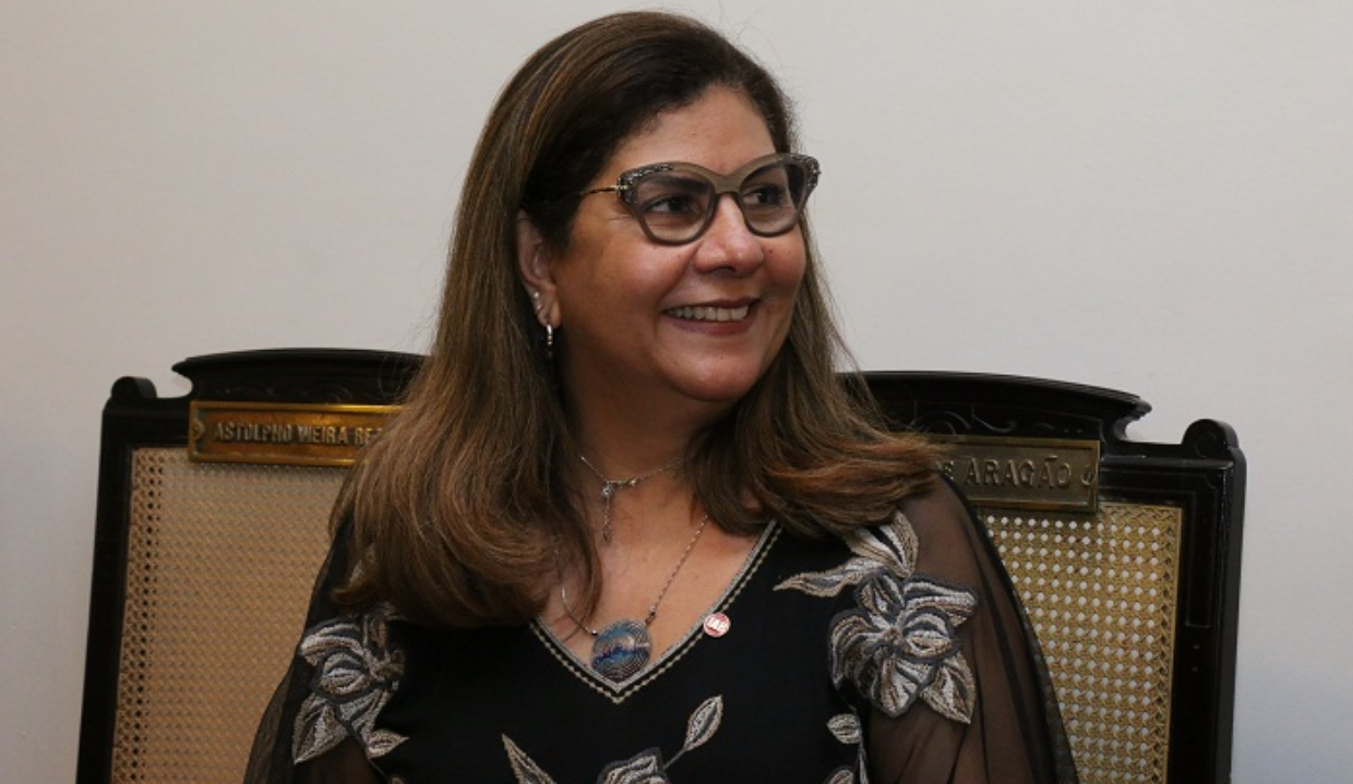 Claudia Marcia de Carvalho Soares, representante da Associação Brasileira de Magistrados do Trabalho, olhando para o lado e sorrindo