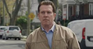 O ator Bobby J. Brown sério, em cena