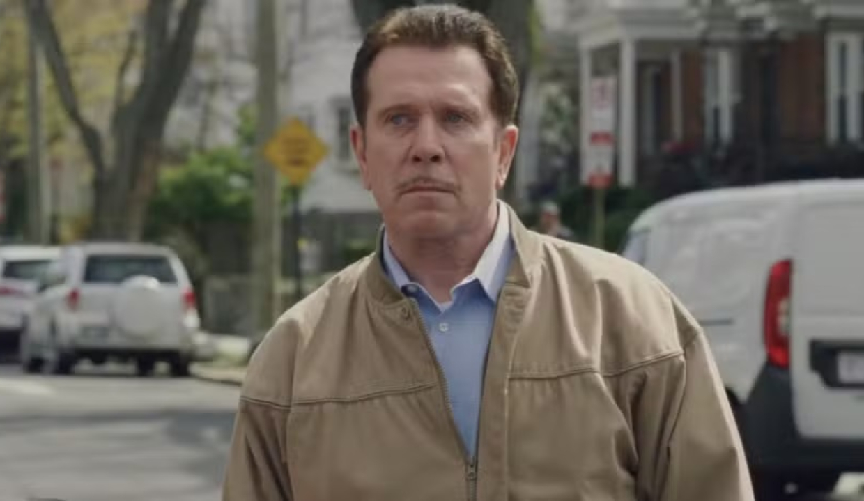 O ator Bobby J. Brown sério, em cena