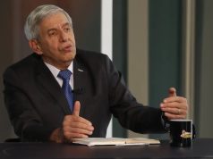 Augusto Heleno falando e gesticulando, sentado