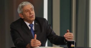 Augusto Heleno falando e gesticulando, sentado