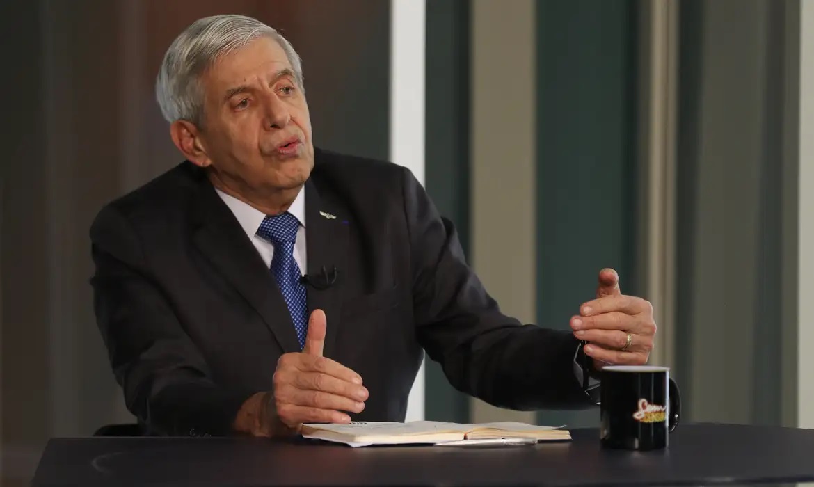 Augusto Heleno falando e gesticulando, sentado