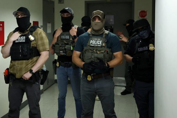 Agentes do ICE invadem Universidade de Columbia para prender estudante no alojamento