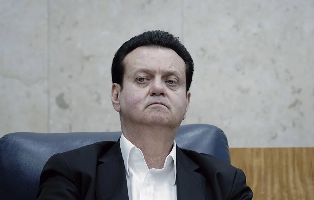 Gilberto Kassab, presidente do PSD, sério, sentado, sem olhar para a câmera