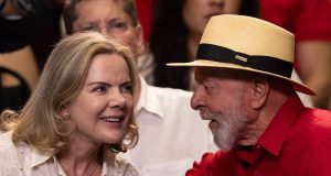 Gleisi Hoffmann e Lula sentados lado a lado conversando
