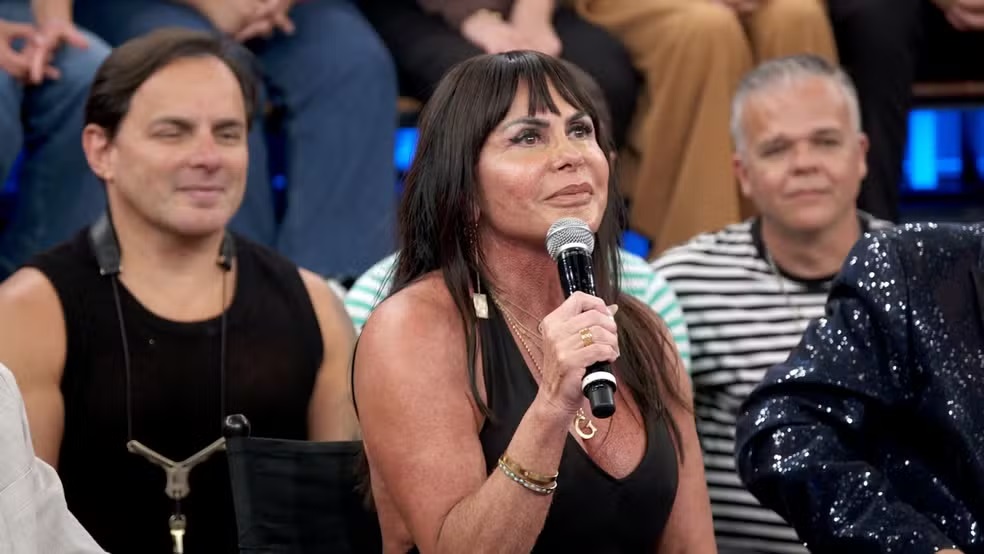 Gretchen falando em microfone