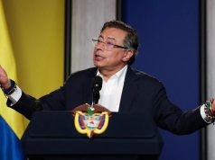 O presidente da Colômbia, Gustavo Petro, falando, com os braços abertos