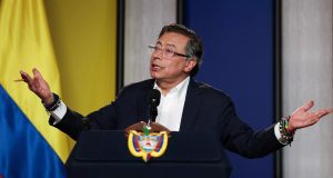 O presidente da Colômbia, Gustavo Petro, falando, com os braços abertos