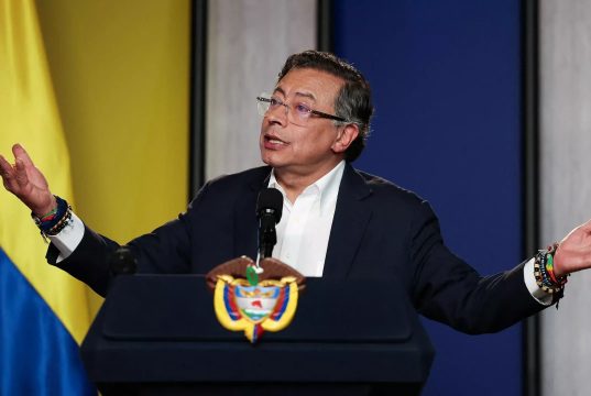 O presidente da Colômbia, Gustavo Petro, falando, com os braços abertos