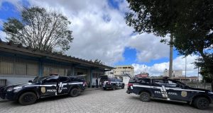 Viaturas da Polícia Civil do ES em pátio