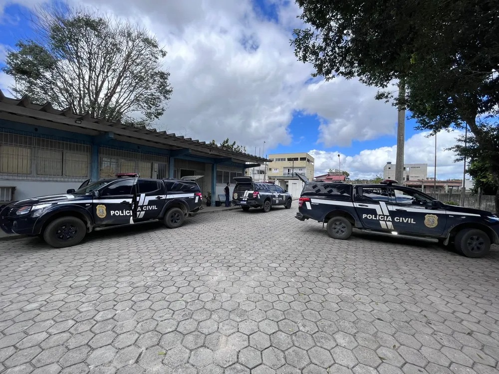 Viaturas da Polícia Civil do ES em pátio