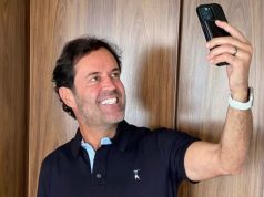 influenciador digital Henrique Maderite se gravando no celular, de roupa preta