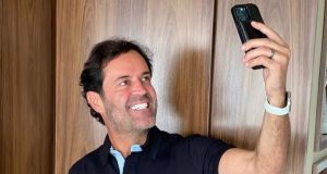 influenciador digital Henrique Maderite se gravando no celular, de roupa preta